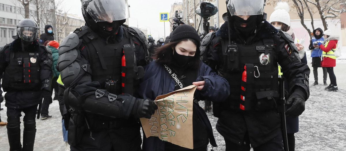 Agentes de policía rusos detienen a un manifestante en apoyo del líder de la oposición rusa Alexei Navalni, en 2021
