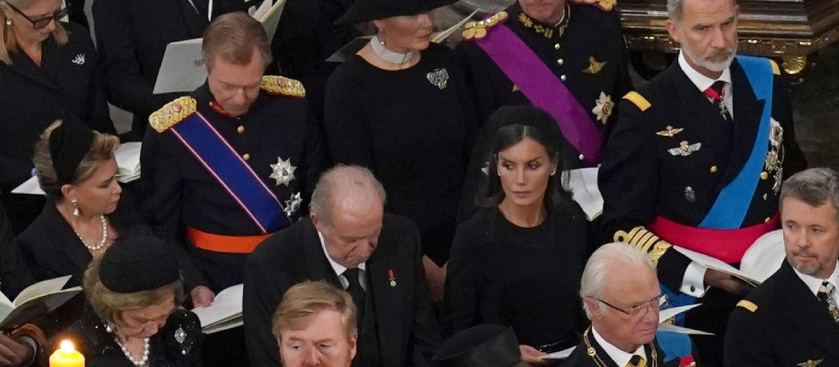 Los Reyes Don Felipe, Doña Letizia, Don Juan Carlos y Doña Sofía, en el funeral de Isabel II de Inglaterra