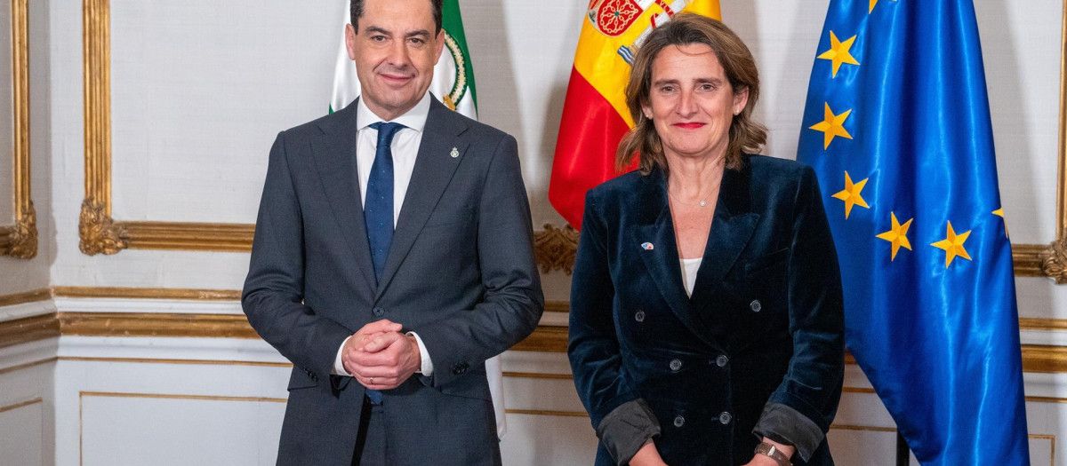 El presidente de la Junta de Andalucía, Juanma Moreno, y la ministra Teresa Ribera, tras la reunión en San Telmo