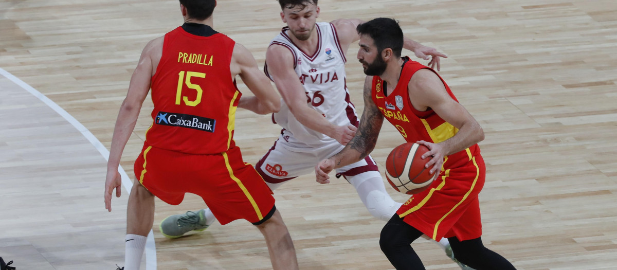 ZARAGOZA, 22/02/2024.- El base español Ricky Rubio (d) bota el balón ante el base letón Kristers Zoriks (c) durante el encuentro clasificatorio del Eurobasket 2025 disputado entre España y Letonia este jueves en el Pabellón Príncipe Felipe de Zaragoza. EFE/ Javier Cebollada