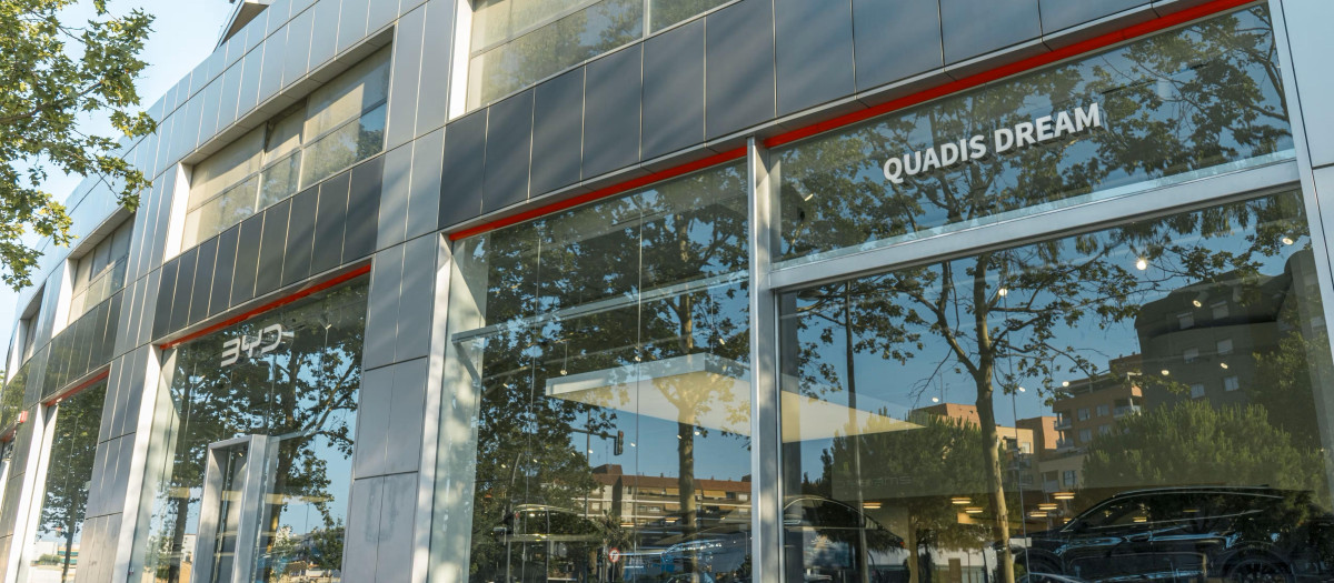 Imagen del concesionario antes del incendio, al igual que el resto del edificio está cubierto por placas poliuretano