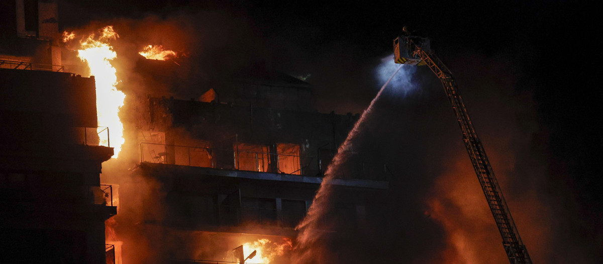 Bomberos en labores de extinción del incendio