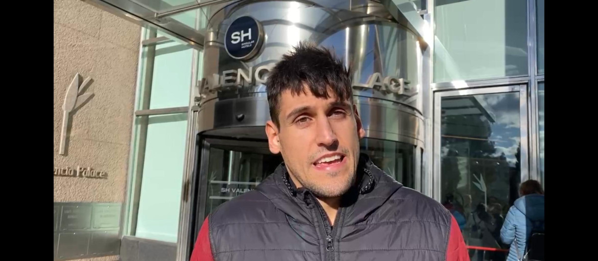 Manuel Fandos, uno de los vecinos del bloque incendiado en Valencia que ha perdido todo
