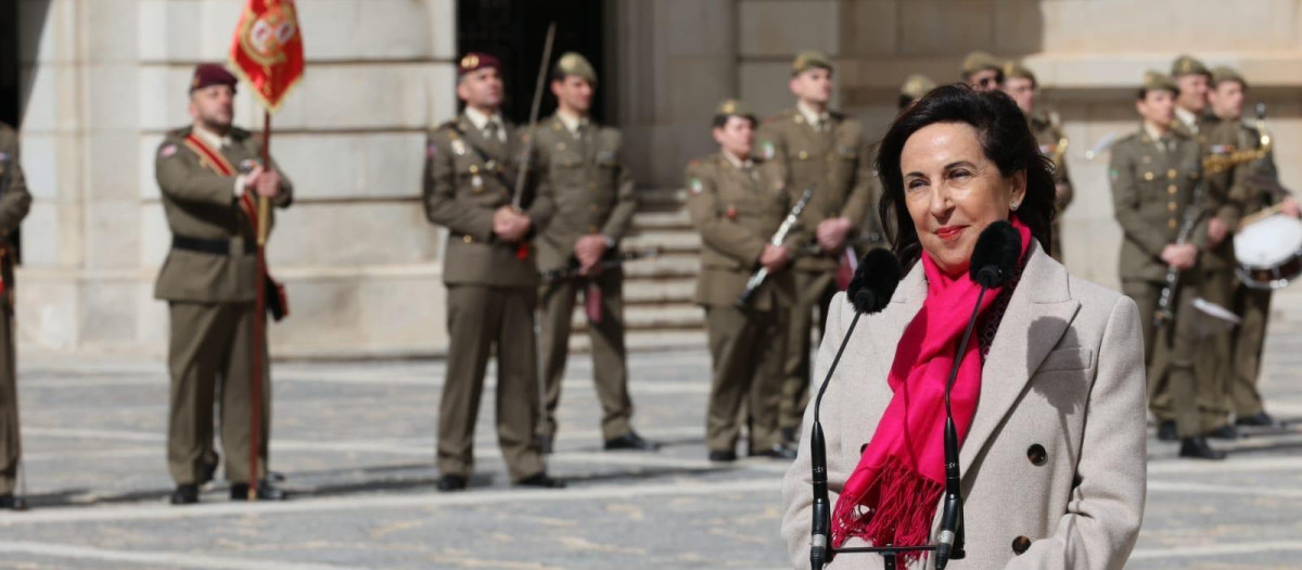 La ministra de Defensa, Margarita Robles, durante el homenaje que las Fuerzas Armadas rinden a los civiles y militares caídos en la guerra de Ucrania, este sábado en Toledo