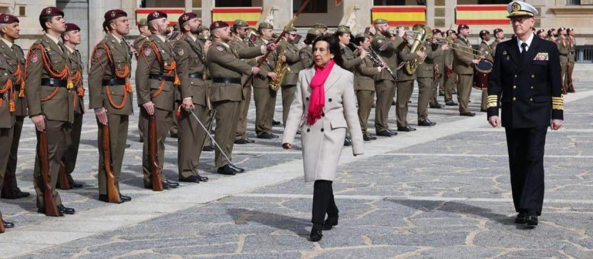 La ministra de Defensa, Margarita Robles, durante el homenaje que las Fuerzas Armadas rinden a los civiles y militares caídos en la guerra de Ucrania, este sábado en Toledo