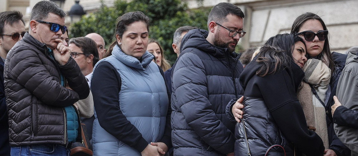 Familiares y vecinos de los fallecidos, durante el minuto de silencio por las víctimas del incendio del barrio de Campanar, el sábado