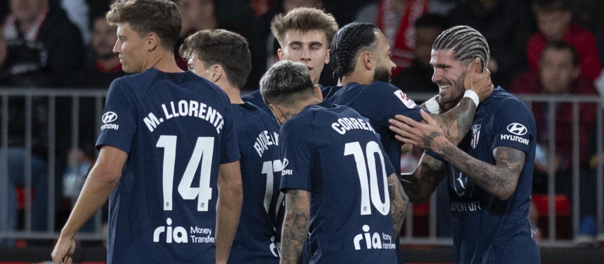 La plantilla del Atlético celebra un gol en el encuentro ante el Almería