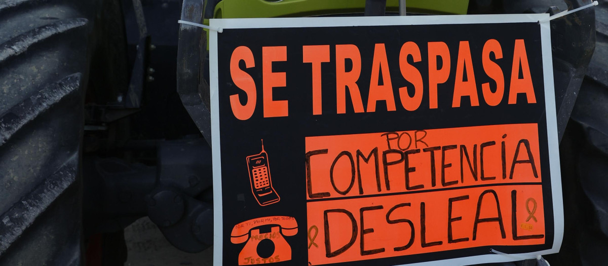 ARGANDA DEL REY (MADRID), 26/02/2024.- Los tractores participantes en la marcha de 100 vehículos convocada por los sindicatos agrarios ASAJA, COAG-IR y UPA inician su marcha desde el Puente viejo den Arganda del Rey hasta el Ministerio de Agricultura. EFE/ Chema Moya