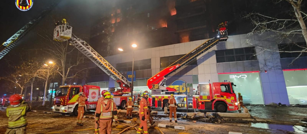 Los bomberos sofocan las llamas del incendio sucedido en un bloque residencial de Valencia, el jueves