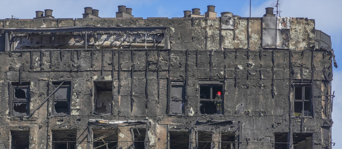 Estado en el que ha quedado el edificio incendiado en el barrio de Campanar, en Valencia