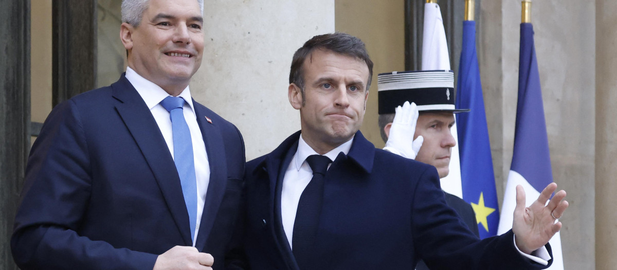 Karl Nehammer, canciller austríaco, es recibido por Emmanuel Macron en el Elíseo