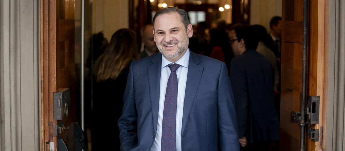 EEl exiministro de Transportes y diputado del PSOE, José Luis Ábalos, sale de la sesión plenaria en el Congreso de los Diputados