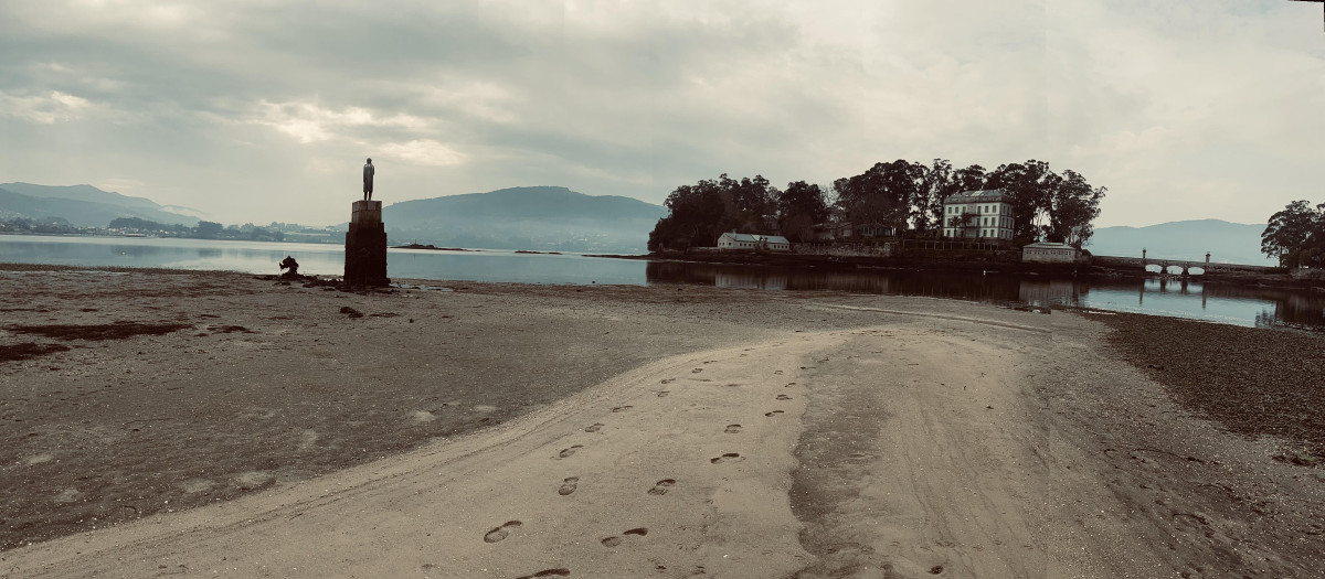 Panorama de la Isla de San Simón desde la playa de Cesantes, Redondela.