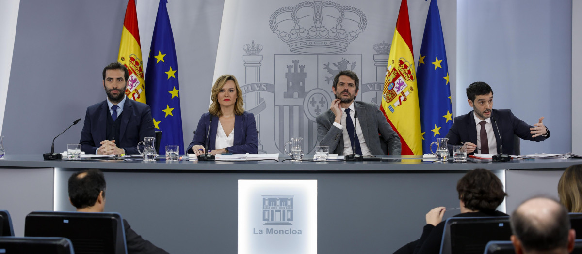 La portavoz del Gobierno compareció este martes acompañada de tres ministros