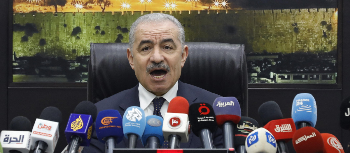 El primer ministro palestino Mohammad Shtayyeh en el momento de anunciar su dimisión y la de su gobierno en Ramallah