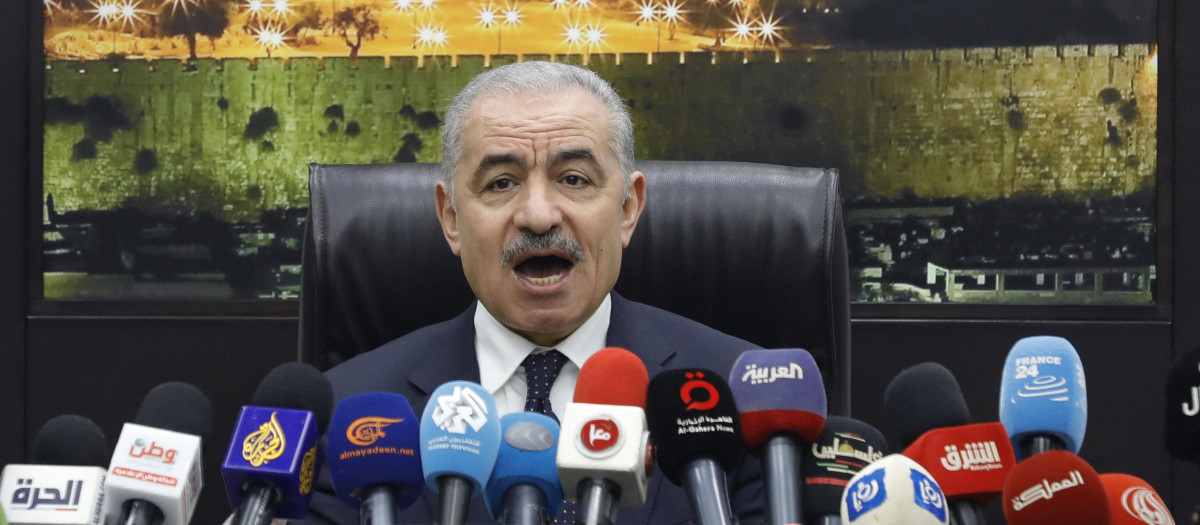 El primer ministro palestino Mohammad Shtayyeh en el momento de anunciar su dimisión y la de su gobierno en Ramallah