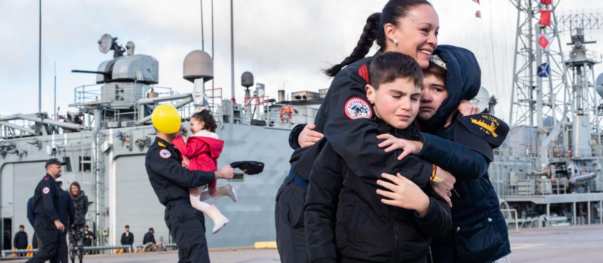 Una emotiva imagen difundida por la Armada del recibimiento de una de las tripulantes de la fragata Victoria tras cuatro meses en el Índico