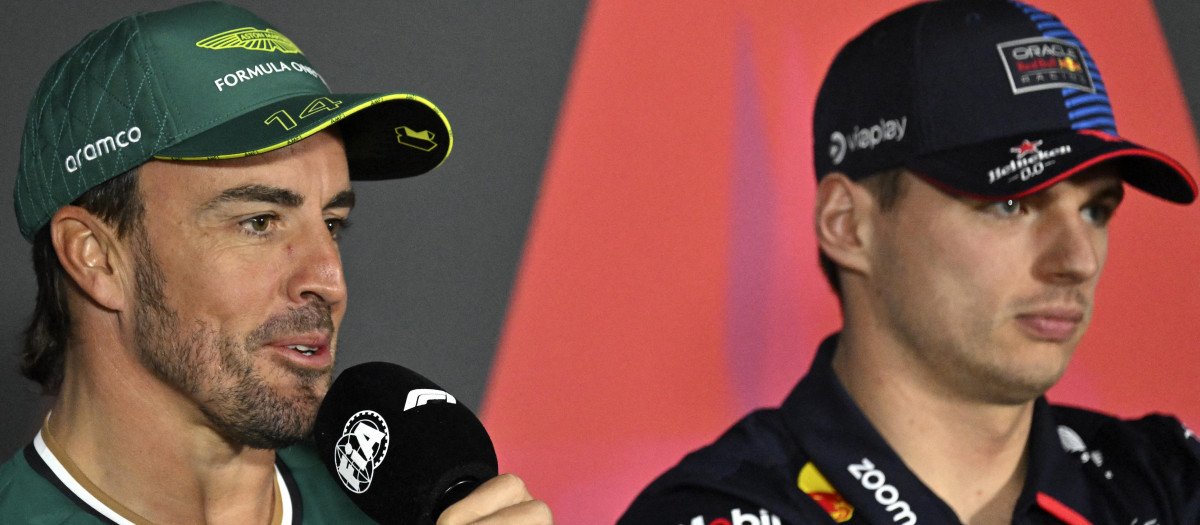 Fernando Alonso junto a Max Verstappen en la primera rueda de prensa de la temporada