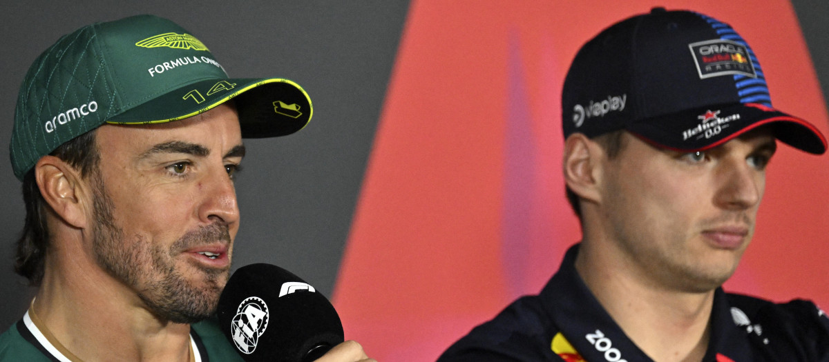 Fernando Alonso junto a Max Verstappen en la primera rueda de prensa de la temporada