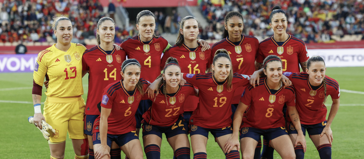 Las jugadoras de la selección española posan antes de la final de la Liga de Naciones Femenina entre España y Francia, este miércoles en el Estadio de La Cartuja en Sevilla