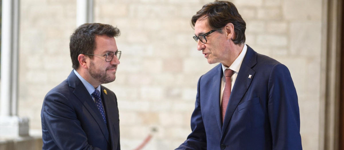 El presidente de la Generalitat, Pere Aragonès (i), y el primer secretario del PSC, Salvador Illa (d), a su llegada a la firma del acuerdo de presupuestos