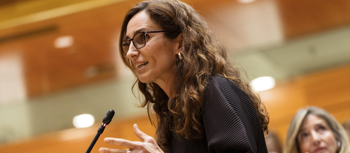 La ministra de Sanidad, Mónica García, interviene durante una sesión plenaria en el Senado