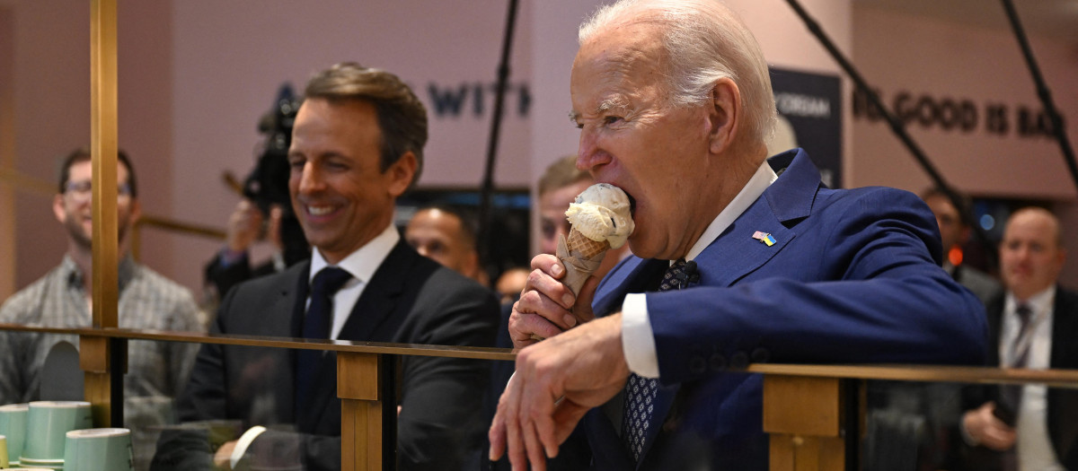 El presidente Biden se come un helado durante su participación en el programa "Late Night with Seth Meyers" en la NBC