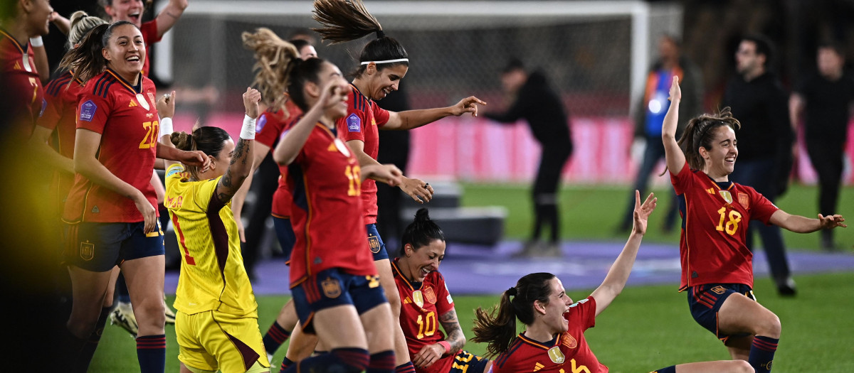 Las jugadoras de la selección celebran el triunfo en el césped de La Cartuja