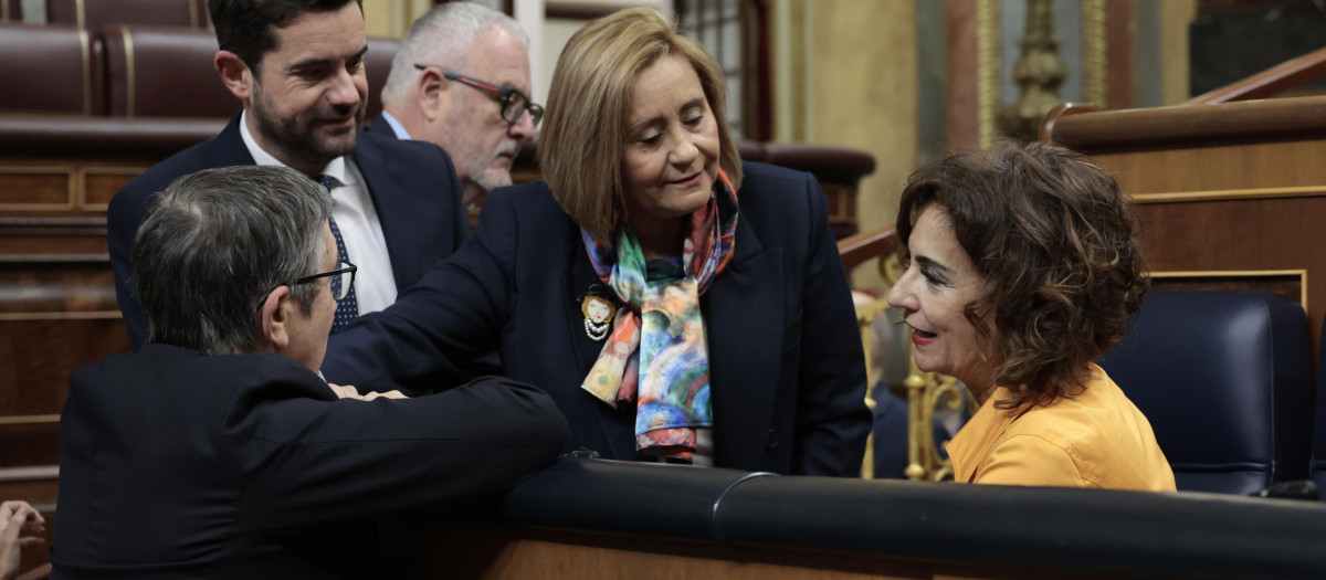 María Jesús Montero conversa con Patxi López y otros diputados