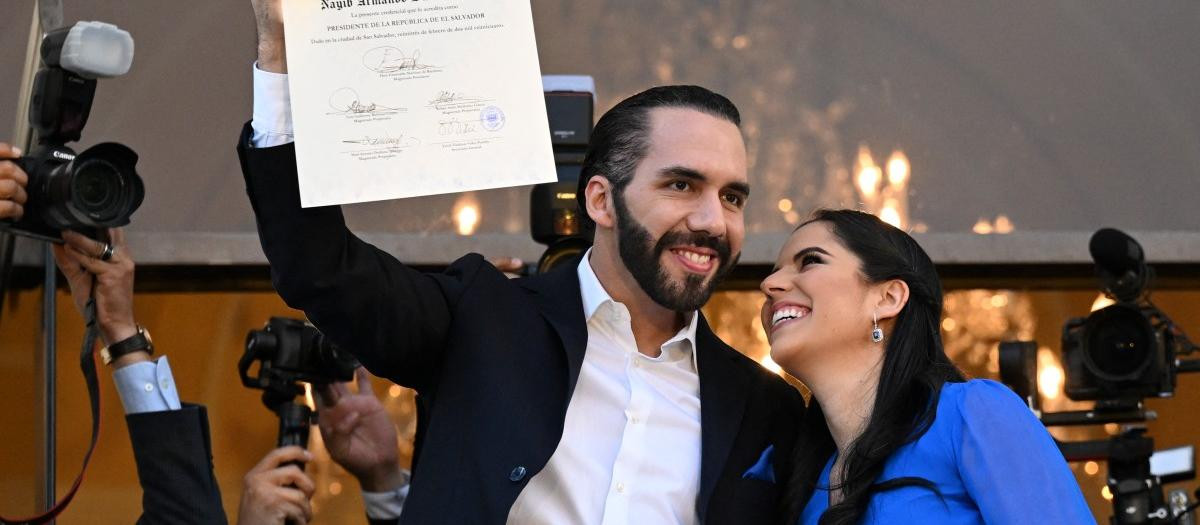 Nayib Bukele acompañado de su mujer, Gabriela Rodriguez