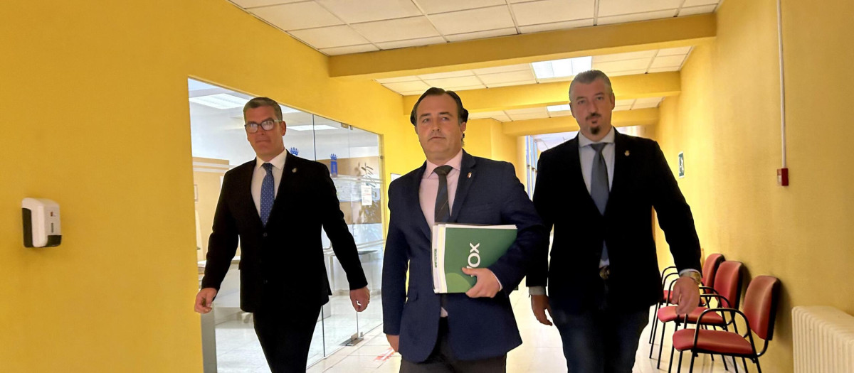 El primer teniente de alcalde y portavoz del Grupo Municipal Vox en Talavera, David Moreno (centro), en el Ayuntamiento