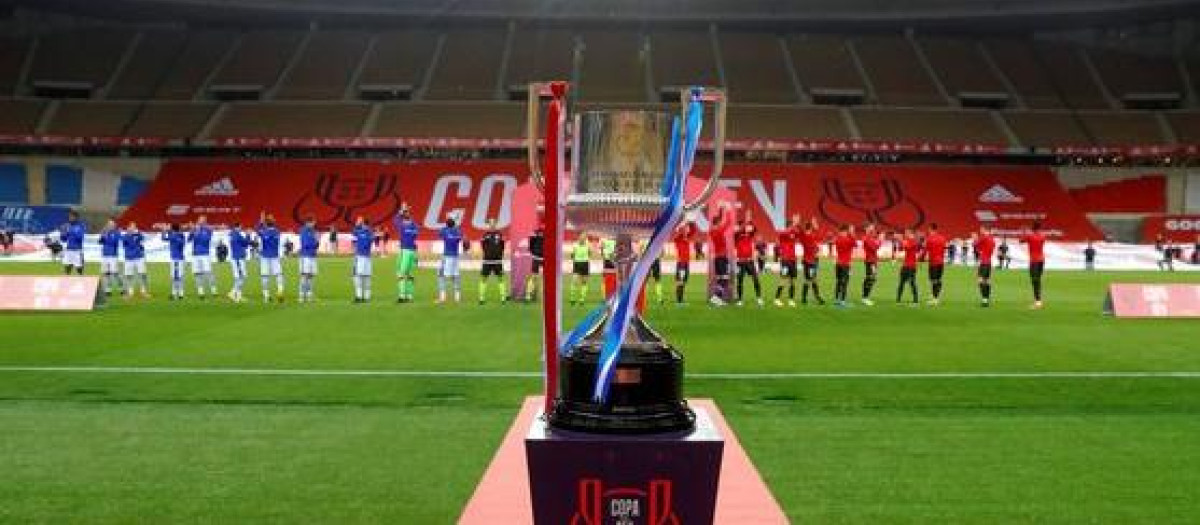 El trofeo de la Copa del Rey en el estadio de La Cartuja