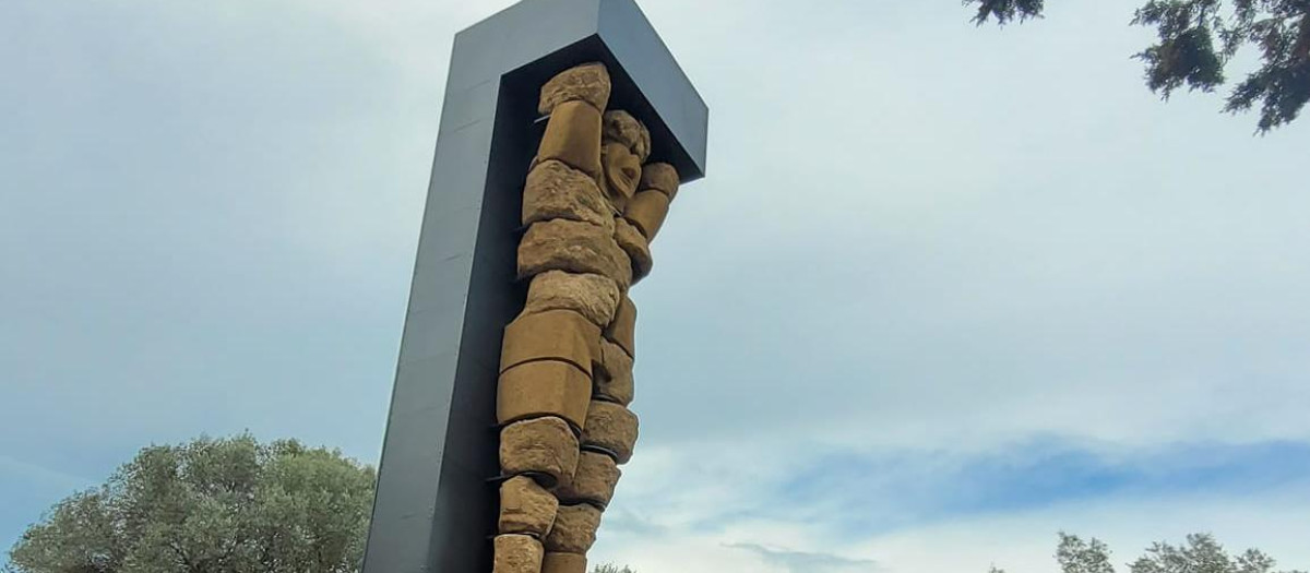 La estatua Atlas dispuesta en su forma original