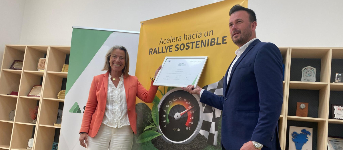 Isabel Albás y Manuel Muñoz, sostienen la acreditación de la FIA