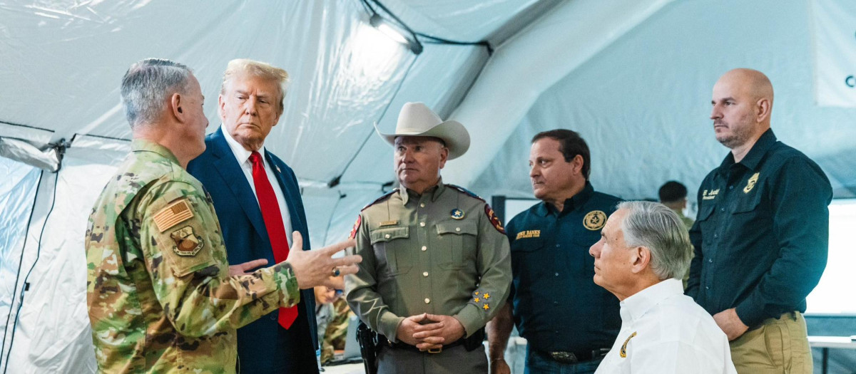 El expresidente Donald Trump junto con el gobernador de Texas Greg Abbott y miembros de la Guardia Nacional de Texas