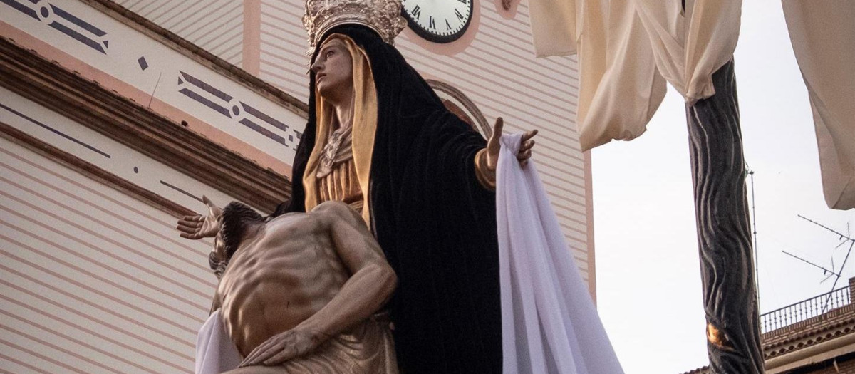 La Virgen de las Angustias, de la Hermandad del Santo Entierro, procesiona por las calles de Huelva