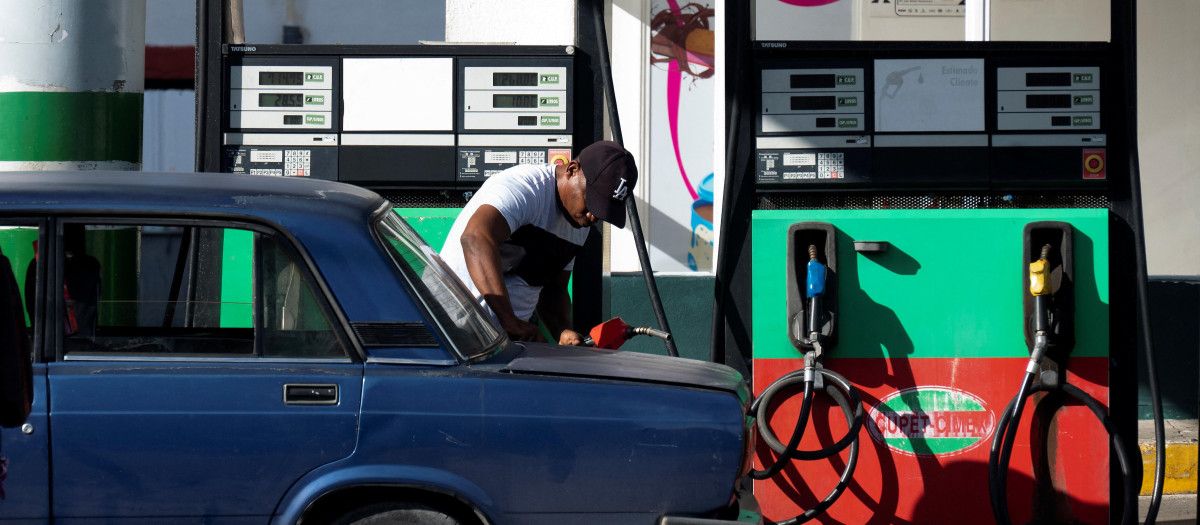 Un cubano reposta gasolina en una estación de combustible de La Habana