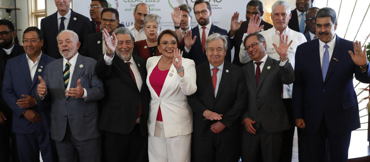Desde la izquierda en la primera fila: El presidente de Bolivia, Luis Arce; el presidente de Brasil, Luiz Inácio Lula da Silva; la presidenta de Honduras, Xiomara Castro; el secretario general de las Naciones Unidas (ONU), Antonio Guterres; el presidente de Colombia, Gustavo Petro; el presidente de Cuba, Miguel Díaz-Canel, y el presidente de Venezuela, Nicolás Maduro, entre otros representantes de Estados, posan para una fotografía grupal durante la VIII cumbre de la Comunidad de Estados Latinoamericanos y Caribeños (Celac) este viernes, en Kingstown (S. Vicente y Granadinas). EFE/ Bienvenido Velasco