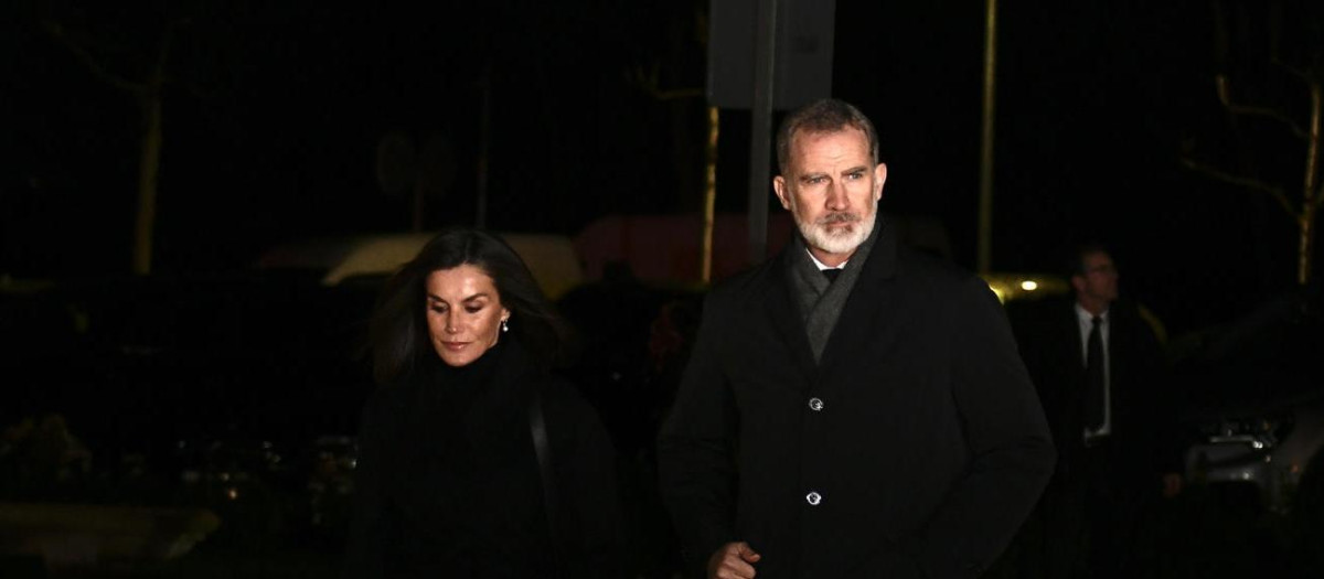 Los Reyes llegan al tanatorio para visitar la capilla ardiente de Fernando Gómez-Acebo