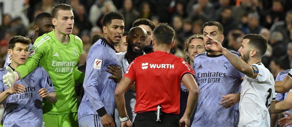 Los jugadores protestan a Gil Manzano la anulación del gol de Bellingham en el 99