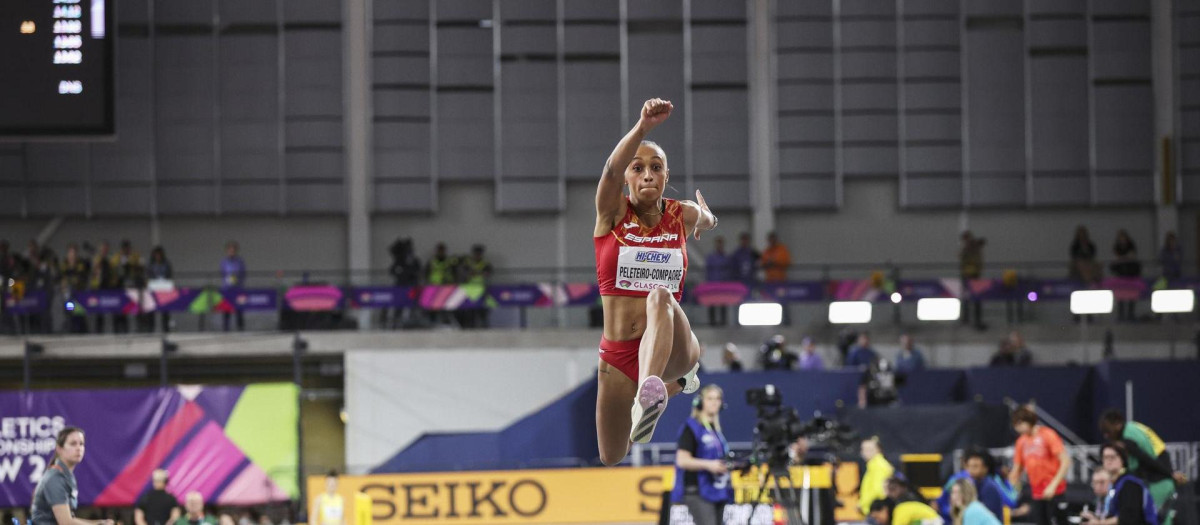 Ana Peleteiro en el momento de su salto que supuso la medalla de bronce