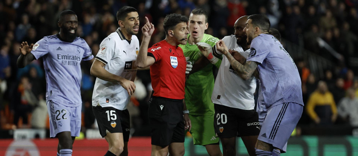 Joselu protesta el gol anulado de Bellingham a Gil Manzano