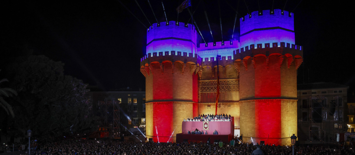 Tradicional y multitudinaria Crida de las Fallas, el llamamiento oficial al inicio de la fiesta que este año tendrá un recuerdo especial a las víctimas del incendio de Campanar, cuyo luto obligó el pasado domingo a aplazar este acto.