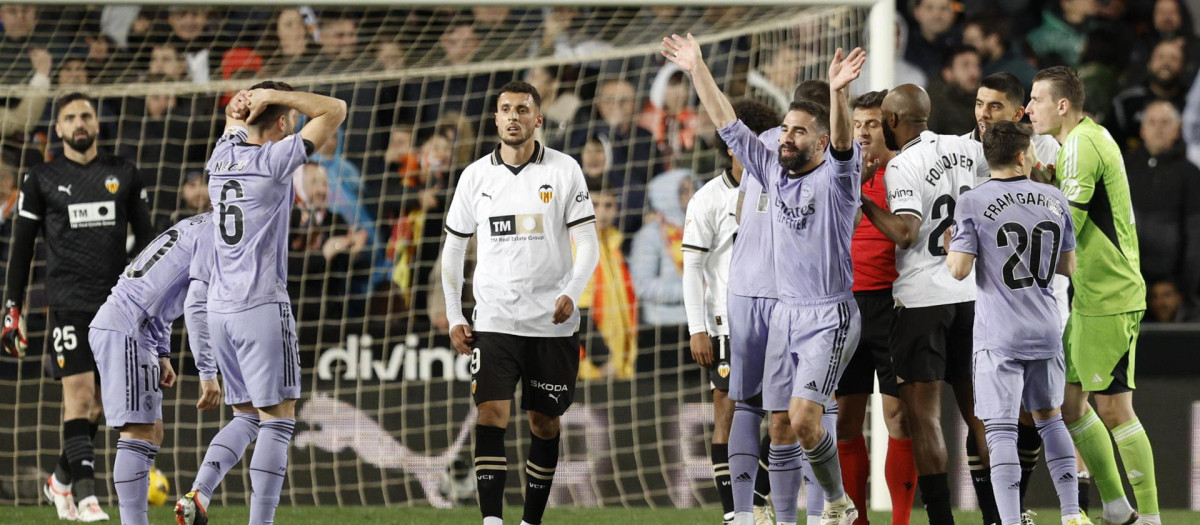 Los jugadores del Real Madrid protestan al colegiado Gil Manzano el gol anulado en el último momento del encuentro