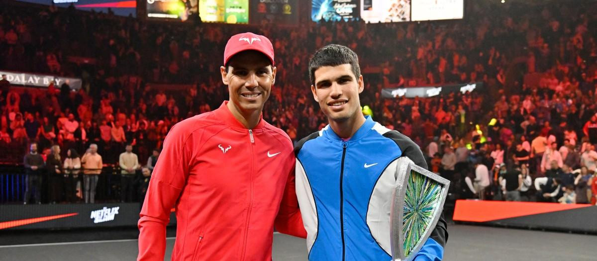Carlos Alcaraz y Rafa Nadal al acabar el partido