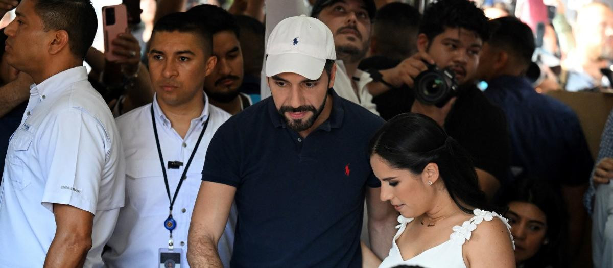 Nayib Bukele vota en las elecciones municipales