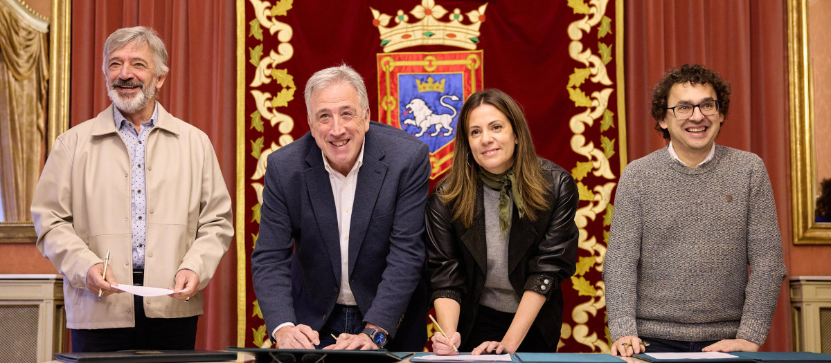 Firma del acuerdo de Presupuestos en Pamplona