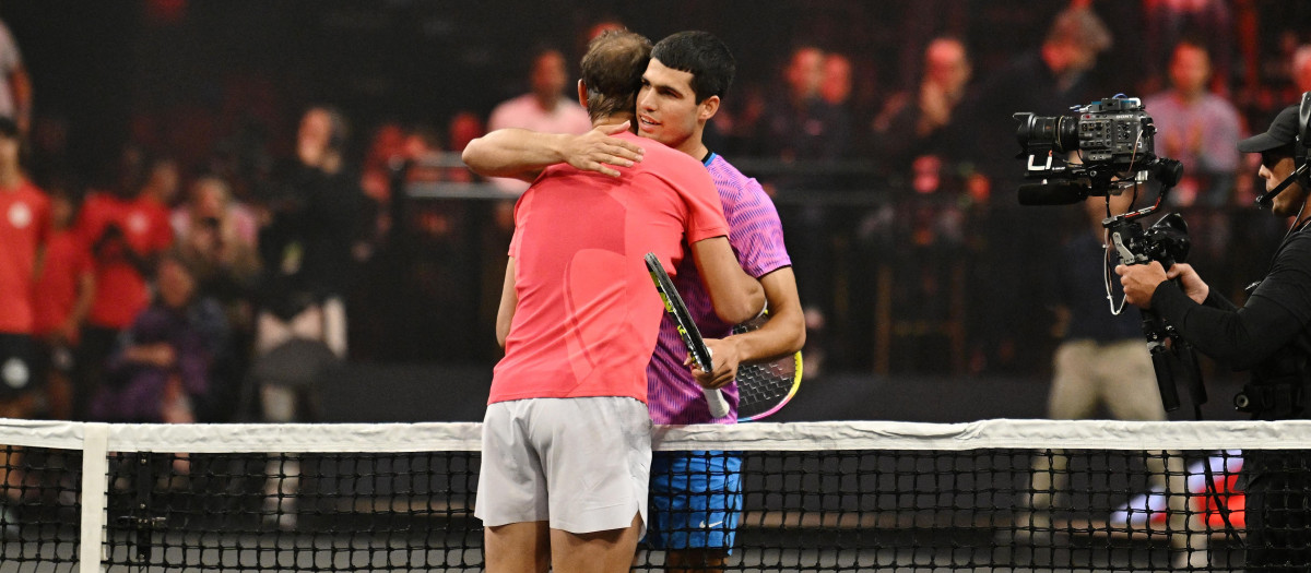 Carlos Alcaraz y Rafa Nadal se saludan al término del encuentro que les midió en Las Vegas