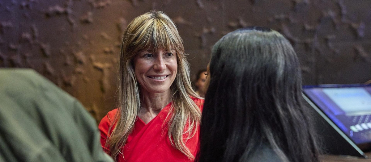 La mujer del presidente del Gobierno de España, Begoña Gómez, durante la presentación de la plataforma de ‘Lideremos', en Caixa Forum Madrid, a 9 de junio de 2023, en Madrid (España). ‘Lideremos’ es una plataforma formada por más de 1.000 jóvenes con el objetivo de acercar a los líderes de diferentes sectores e ideas, a través del debate, la cooperación, la acción social y el networking.
09 JUNIO 2023;JÓVENES;LÍDERES;DEBATE;COOPERACIÓN;LIDEREMOS
Jesús Hellín / Europa Press
(Foto de ARCHIVO)
09/6/2023