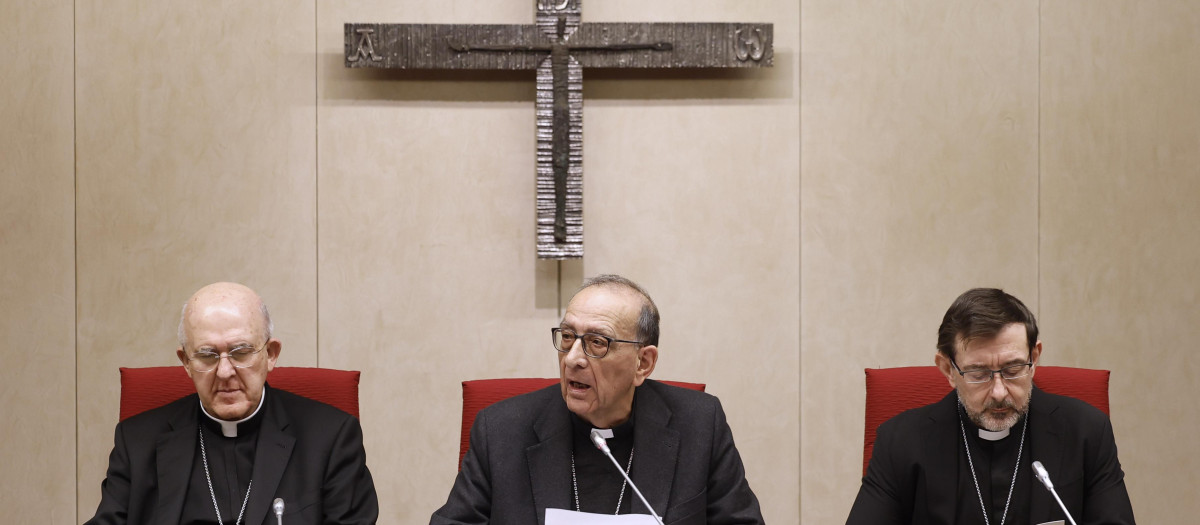 El cardenal Juan José Omella (c). A la derecha, el cardenal arzobispo de Madrid, José Cobo